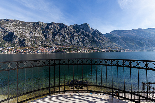 Eine luxuriöse dreistöckige Villa in erster Meereslinie in Kotor